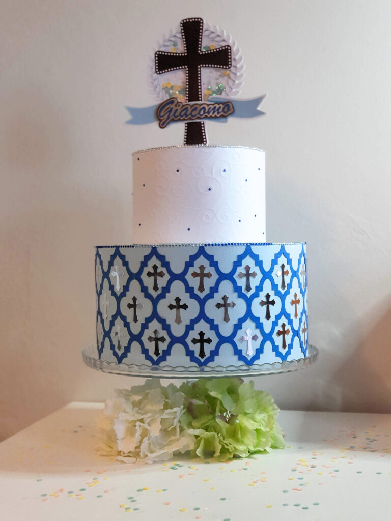 Tarta azul con una cruz